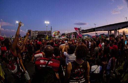 Torcida fez uma grande festa no Terminal de Cargas do Galeão, na noite desta quinta (2) - Foto: Paula Reis/Flamengo/divulgação