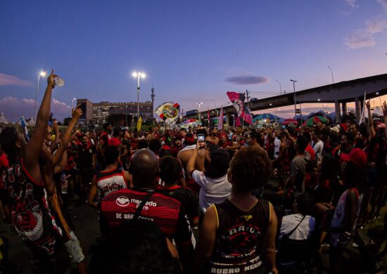 Torcida fez uma grande festa no Terminal de Cargas do Galeão, na noite desta quinta (2) - Foto: Paula Reis/Flamengo/divulgação