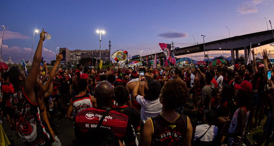 Torcida fez uma grande festa no Terminal de Cargas do Galeão, na noite desta quinta (2) - Foto: Paula Reis/Flamengo/divulgação