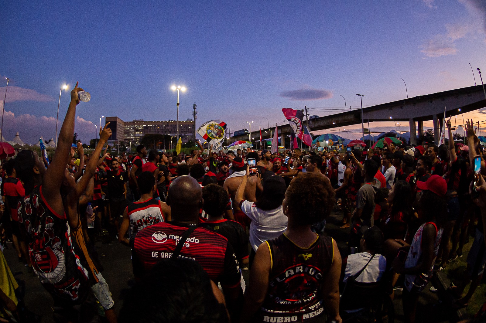 Torcida fez uma grande festa no Terminal de Cargas do Galeão, na noite desta quinta (2) - Foto: Paula Reis/Flamengo/divulgação