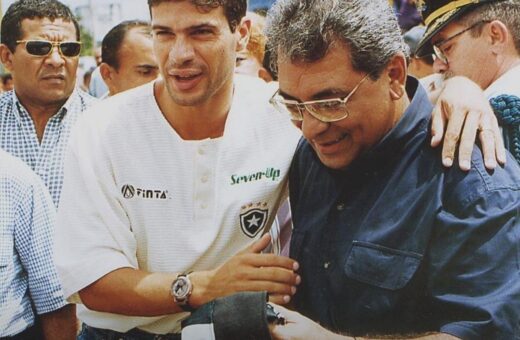 Amazonino Mendes chegou a receber uma camisa do Botafogo do ídolo do clube, Túlio Maravilha - Foto: Instagram/reprodução @amazoninomendes