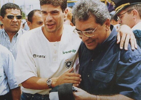 Amazonino Mendes chegou a receber uma camisa do Botafogo do ídolo do clube, Túlio Maravilha - Foto: Instagram/reprodução @amazoninomendes