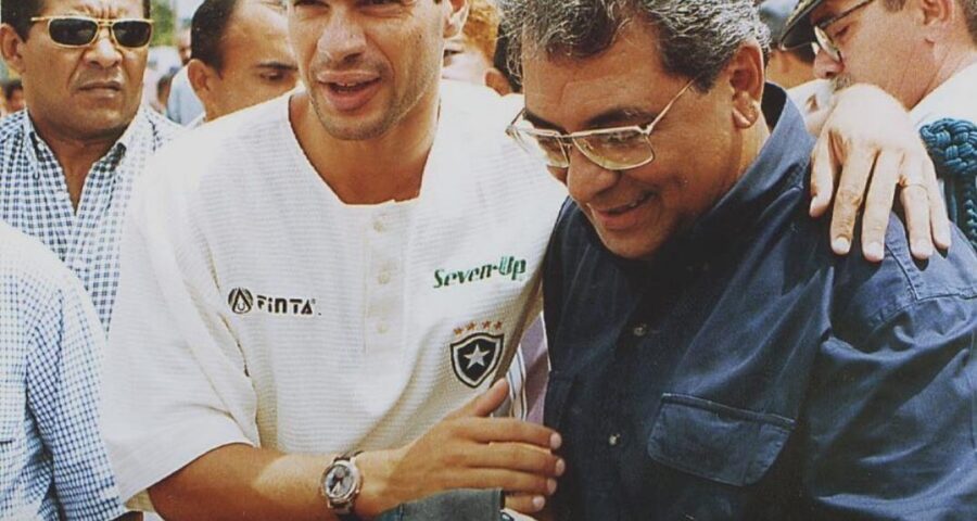 Amazonino Mendes chegou a receber uma camisa do Botafogo do ídolo do clube, Túlio Maravilha - Foto: Instagram/reprodução @amazoninomendes