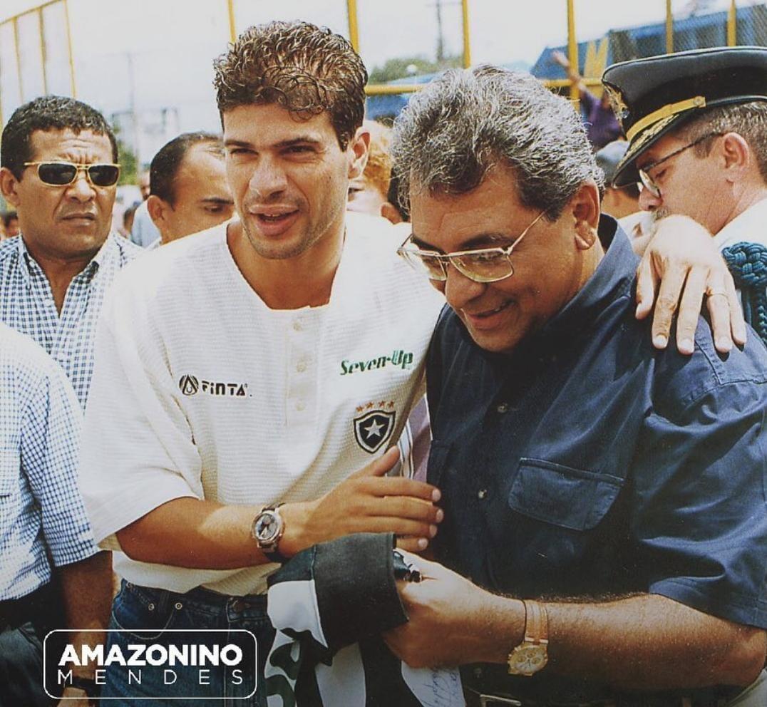 Amazonino Mendes chegou a receber uma camisa do Botafogo do ídolo do clube, Túlio Maravilha - Foto: Instagram/reprodução @amazoninomendes
