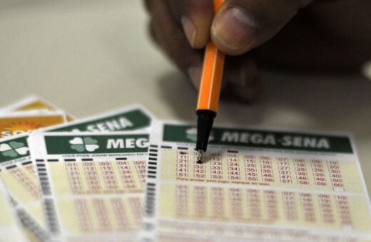 Apostas para Mega-Sena 2562 podem ser feitas até 19h (horário de Brasília) do dia do sorteio - Foto: Marcello Casal Jr/Agência Brasil