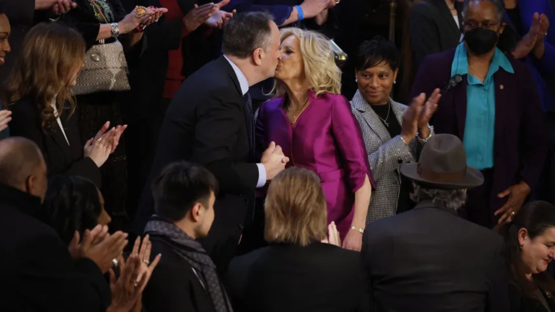 Beijo na boca foi transmitido durante chegada da primeira-dama - Foto: Reprodução/Twitter @eixopolitico