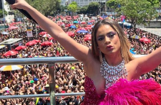 Cantora estreou no Carnaval do Rio com show mais curto, devido ao atraso para chegar no trio - Foto: Luciola Villela/Instagram @Lexa