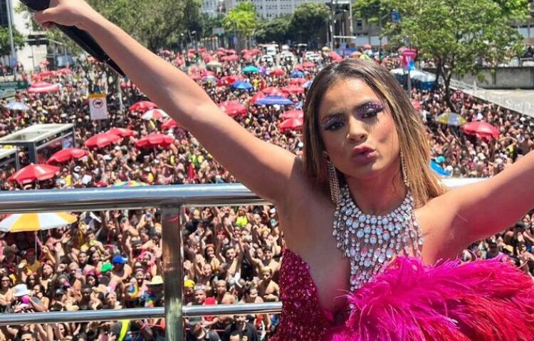 Cantora estreou no Carnaval do Rio com show mais curto, devido ao atraso para chegar no trio - Foto: Luciola Villela/Instagram @Lexa