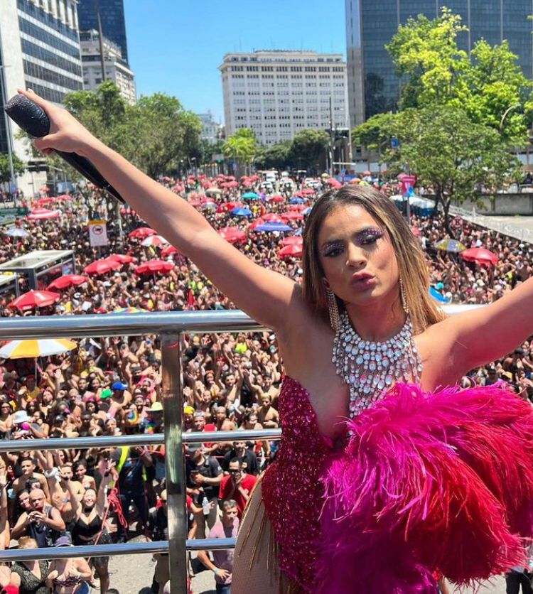 Cantora estreou no Carnaval do Rio com show mais curto, devido ao atraso para chegar no trio - Foto: Luciola Villela/Instagram @Lexa