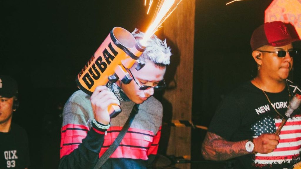 Boate Kiss - Vocalista da Banda Dubai usa artefatos que soltam faíscas de fogo durante os shows - Foto: Reprodução/Instagram @bandadubai