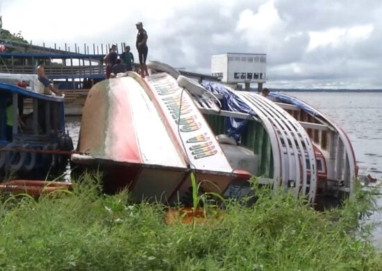 Bombeiros resgatam pessoas de barco naufragado na Zona Oeste de Manaus