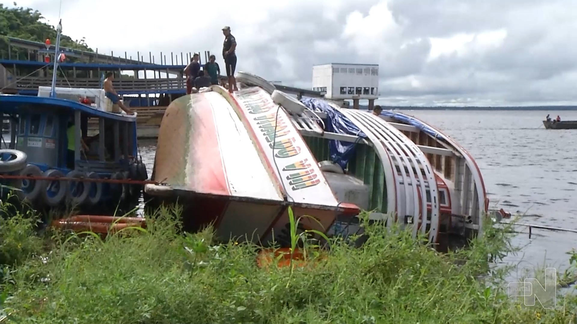Bombeiros resgatam pessoas de barco naufragado na Zona Oeste de Manaus
