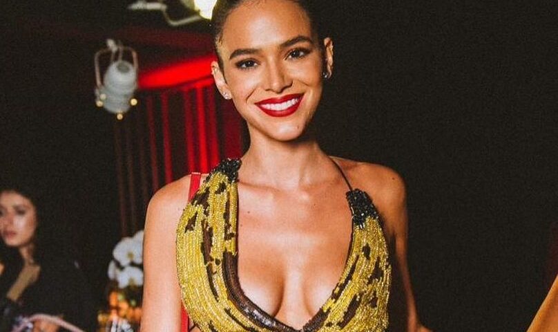 Bruna se destacou com um look dourado de bananinha, em contraponto ao vermelho da camisa oficial do espaço vip - Foto: Nosso Caamrote/divulgação @nossocamarote