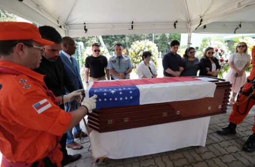 Caixão de Amazonino chega a crematório, em Manaus - Foto: Alex Pazzuelo/Secom