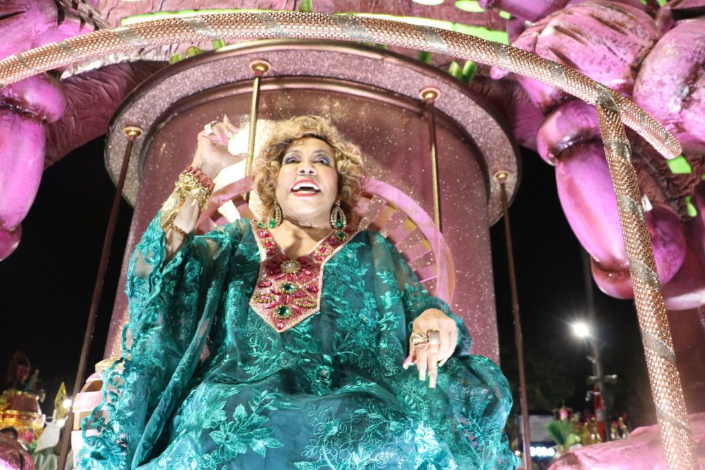 Cantora Alcione desfila como destaque na Mangueira - Foto: Lucas Neves/Enquadrar/Estadão Conteúdo
