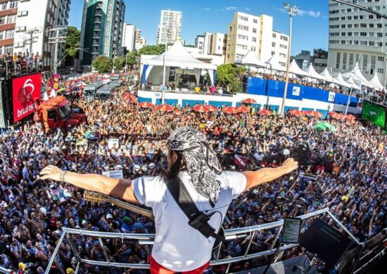 Carnaval 2023: artistas interrompem shows para expor brigas e prisão na BA