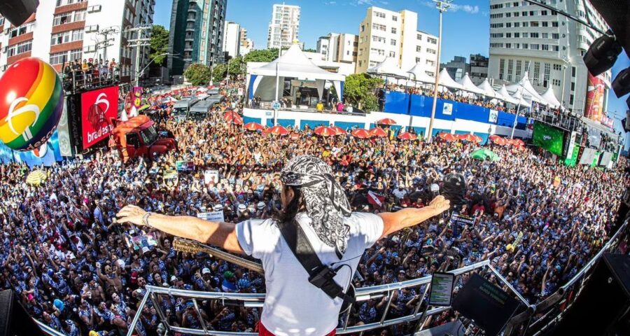 Carnaval 2023: artistas interrompem shows para expor brigas e prisão na BA