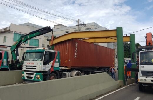 Carreta ficou presa no limitador na manhã deste sábado (25) - Foto: Divulgação/IMMU