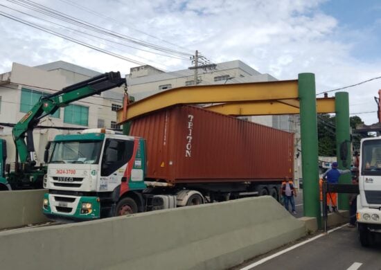 Carreta ficou presa no limitador na manhã deste sábado (25) - Foto: Divulgação/IMMU