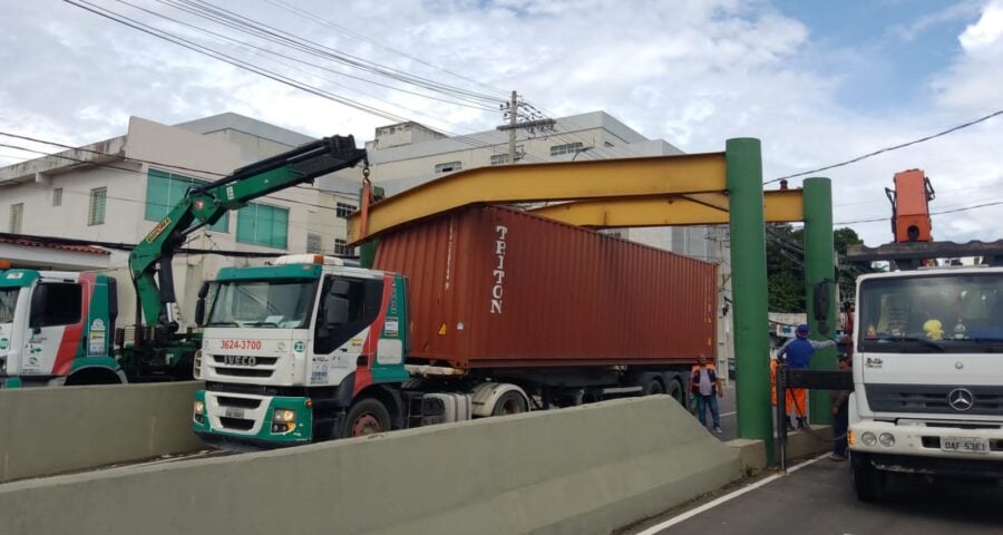 Carreta ficou presa no limitador na manhã deste sábado (25) - Foto: Divulgação/IMMU