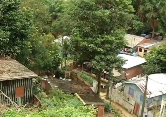 Deslizamento de terra destrói casa e deixa feridos na Zona Norte de Manaus