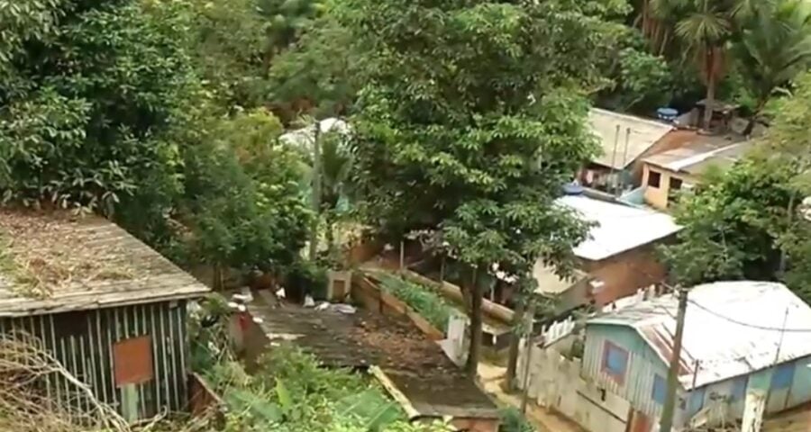 Deslizamento de terra destrói casa e deixa feridos na Zona Norte de Manaus