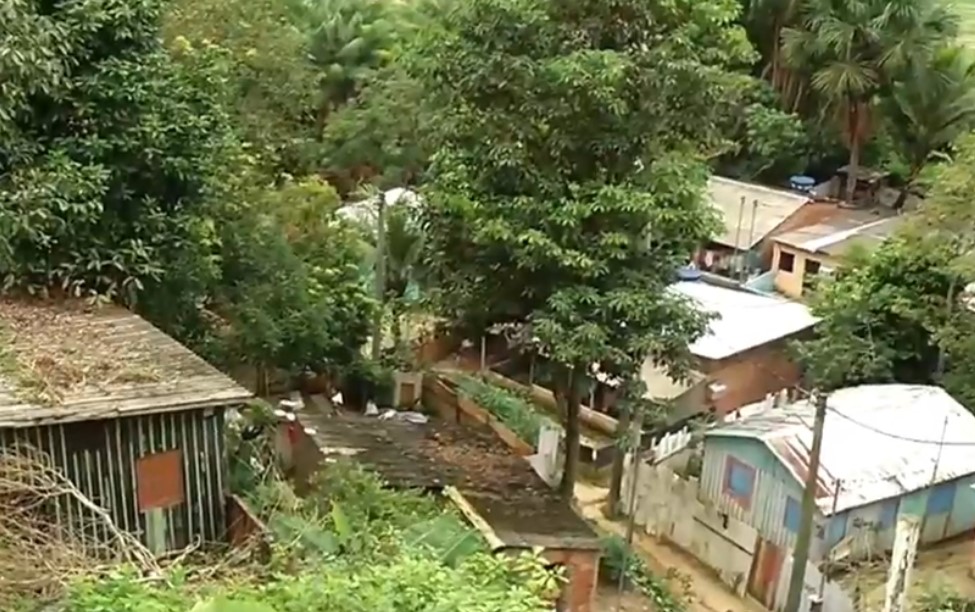 Deslizamento de terra destrói casa e deixa feridos na Zona Norte de Manaus