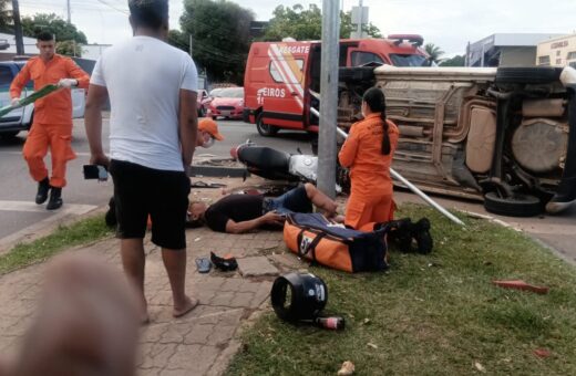 Carro colidiu contra poste antes de capotar, segundo testemunhas - Foto: Reprodução/WhatsApp