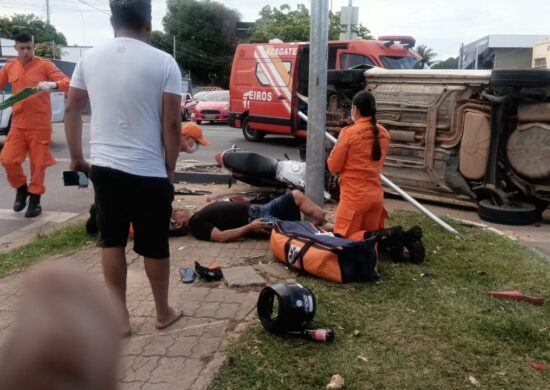 Carro colidiu contra poste antes de capotar, segundo testemunhas - Foto: Reprodução/WhatsApp