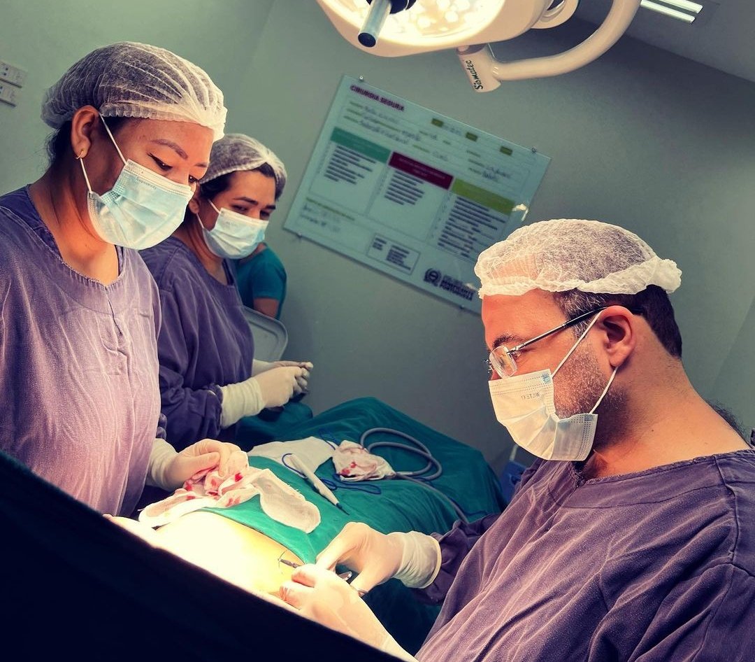 Cirurgia plástica de lipoaspiração é a mais realizada no mundo - Foto: Reprodução/Instagram @drandremeloplastica