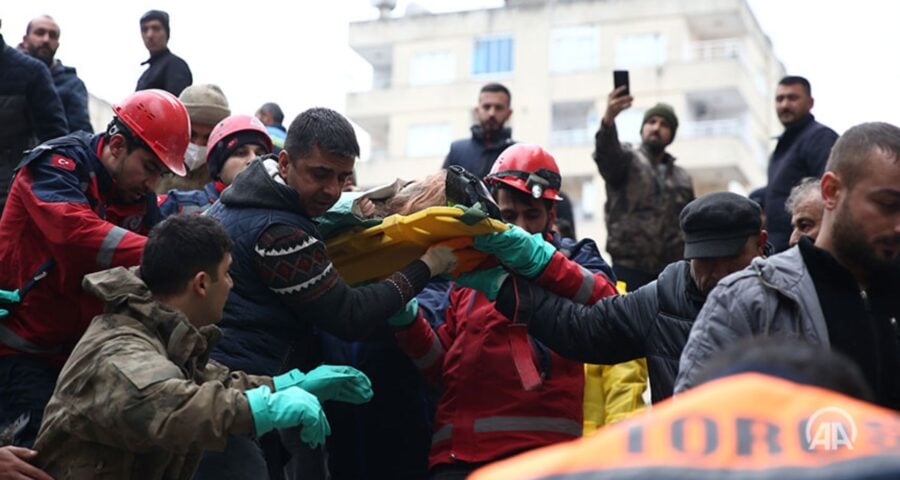 Criança de 10 anos é retirada dos escombros de prédio de 10 andares - Foto: Reprodução/Twitter @anadoluagency