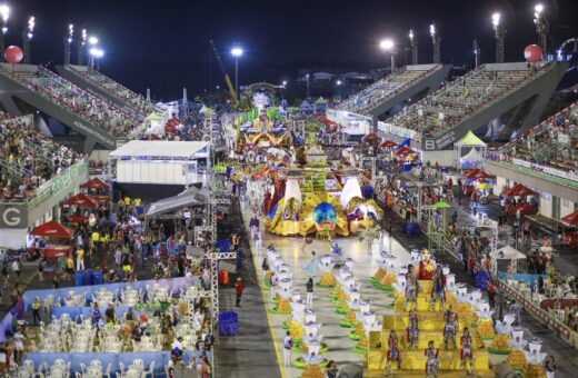 Desfile das escolas de samba foi atrasado em 1h por conta da chuva - Foto: Antônio Pereira/Semcom