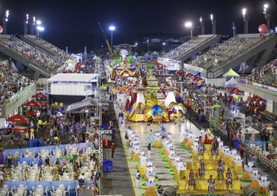 Desfile das escolas de samba foi atrasado em 1h por conta da chuva - Foto: Antônio Pereira/Semcom