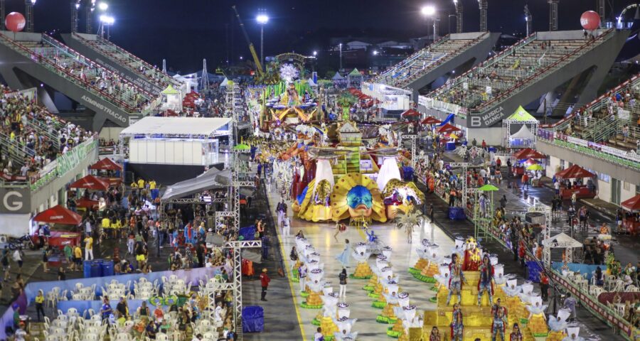 Desfile das escolas de samba foi atrasado em 1h por conta da chuva - Foto: Antônio Pereira/Semcom