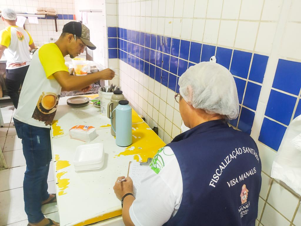 Fiscalização verifica, entre outras questões, procedência de alimentos comercializados no Carnaval - Foto: Divulgação/Semsa