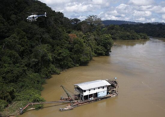 Balsa de garimpo ilegal em rio da Amazônia - Foto: Reprodução/wikimedia