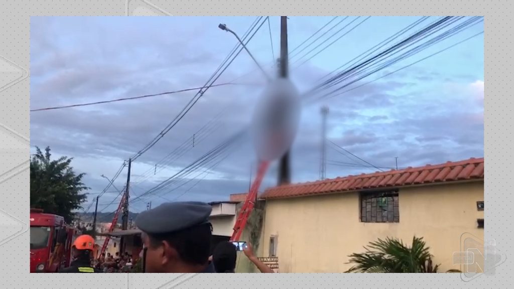 Homem morre eletrocutado e corpo fica pendurado em poste em Manaus