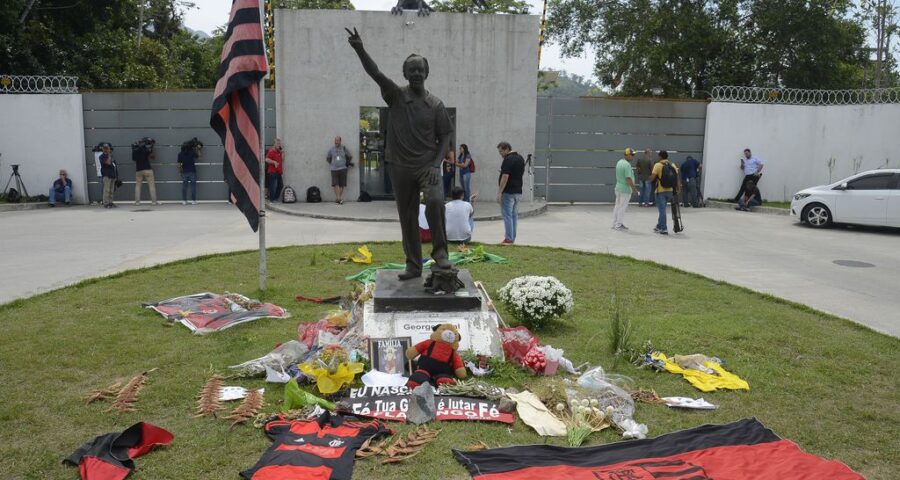 Torcedores do Flamengo homenagearam as vítimas, em frente ao CT do Ninho do Urubu, na época do incêndio - Foto: Tomaz Silva/Agência EBC