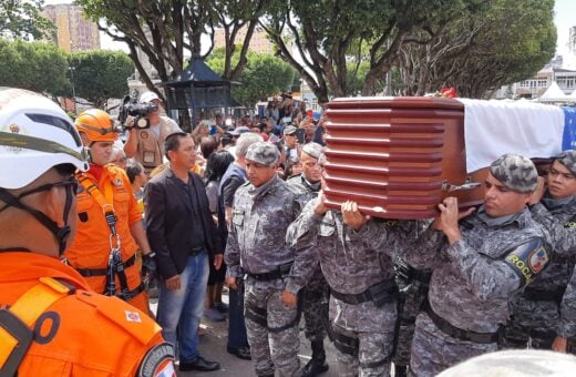 Homens da Rocam carregam o caixão de Amazonino Mendes - Foto: John Brito/Portal Norte