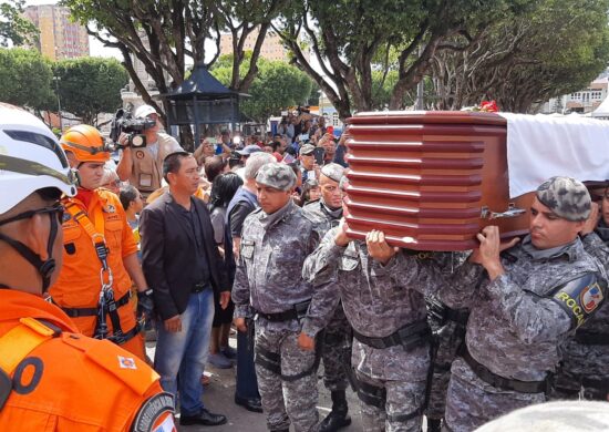 Homens da Rocam carregam o caixão de Amazonino Mendes - Foto: John Brito/Portal Norte