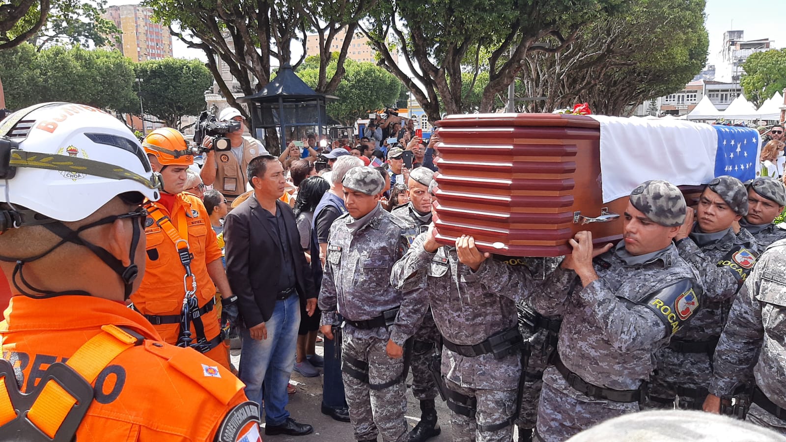 Homens da Rocam carregam o caixão de Amazonino Mendes - Foto: John Brito/Portal Norte