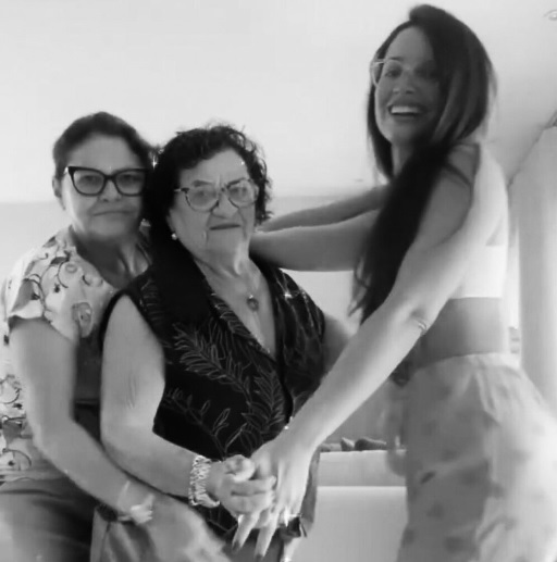 Juliette em momento de intimidade dançando com a mãe, dona Fátima , e a avó, Dona Maria - Foto: Reprodução/Twitter