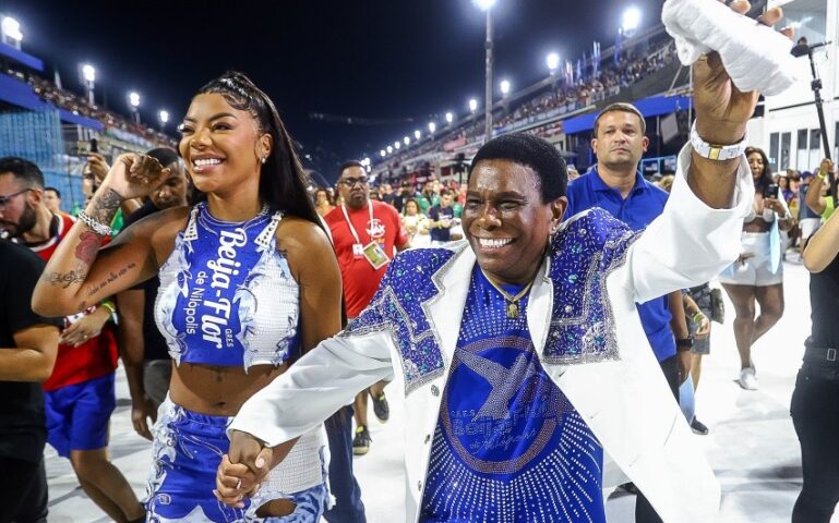 Ludmilla estreou no sambódromo ao lado de Neguinho da Beija-flor, no último ensaio da escola Nilópolis - Foto: Vitor Melo/RioCarnaval/divulgação