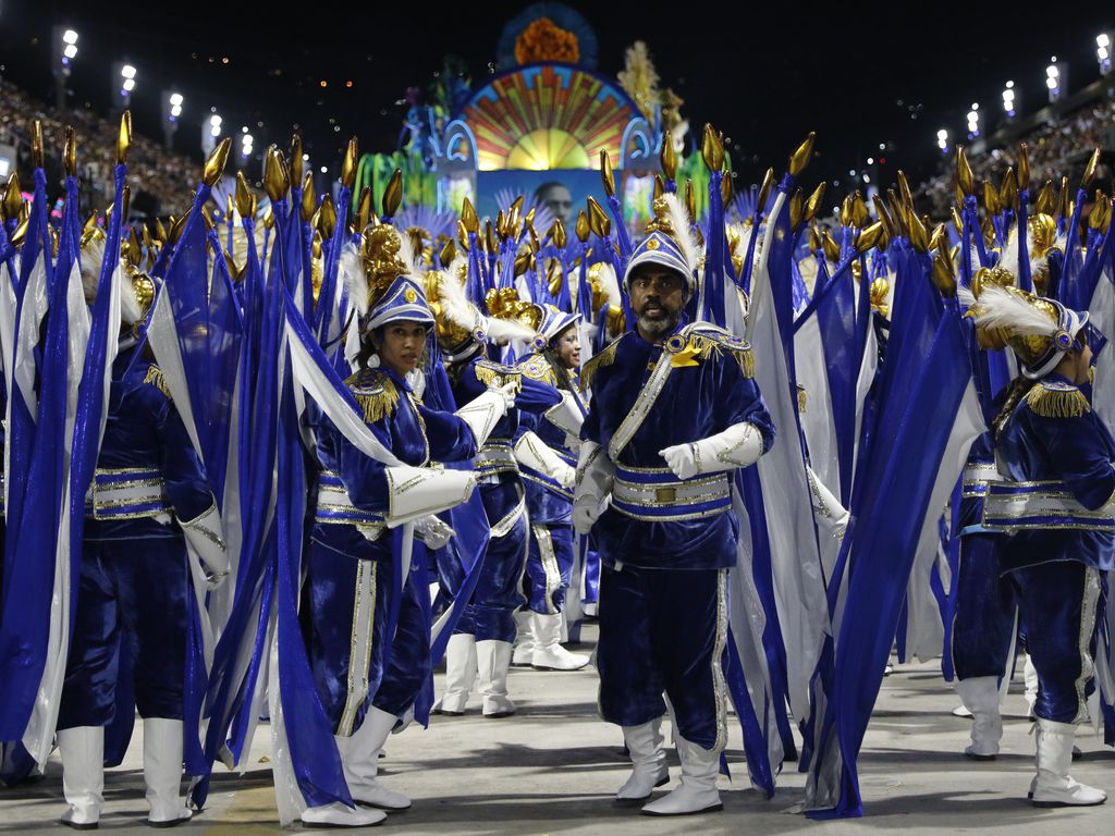 A escola de samba Portela desfila enredo sobre a história de seu centenário, no Sambódromo da Marquês de Sapucaí. Foto: Fernando Frazão/Agência Brasil