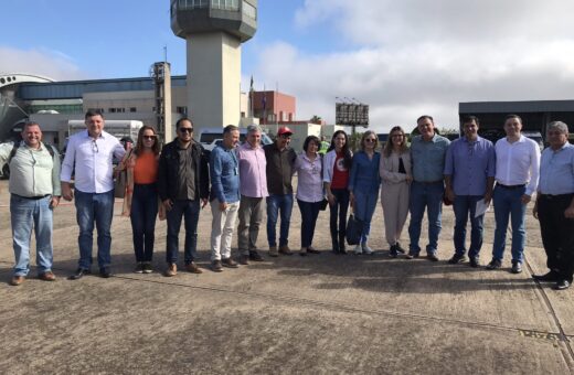 Ministro da Agricultura e demais representantes governamentais durante evento no Paraná - Foto: Reprodução/Twitter @carloshbfavaro