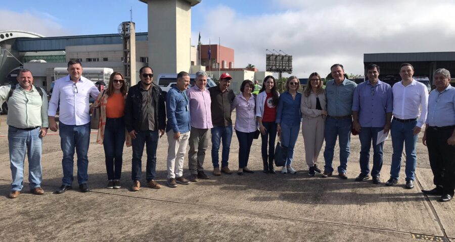 Ministro da Agricultura e demais representantes governamentais durante evento no Paraná - Foto: Reprodução/Twitter @carloshbfavaro