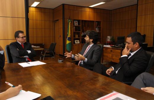 Ministro do Trabalho, Luiz Marinho, em reunião com representantes de empresas de aplicativos na quinta-feira (9). Foto: Divulgação/Twitter @luizmarinhopt