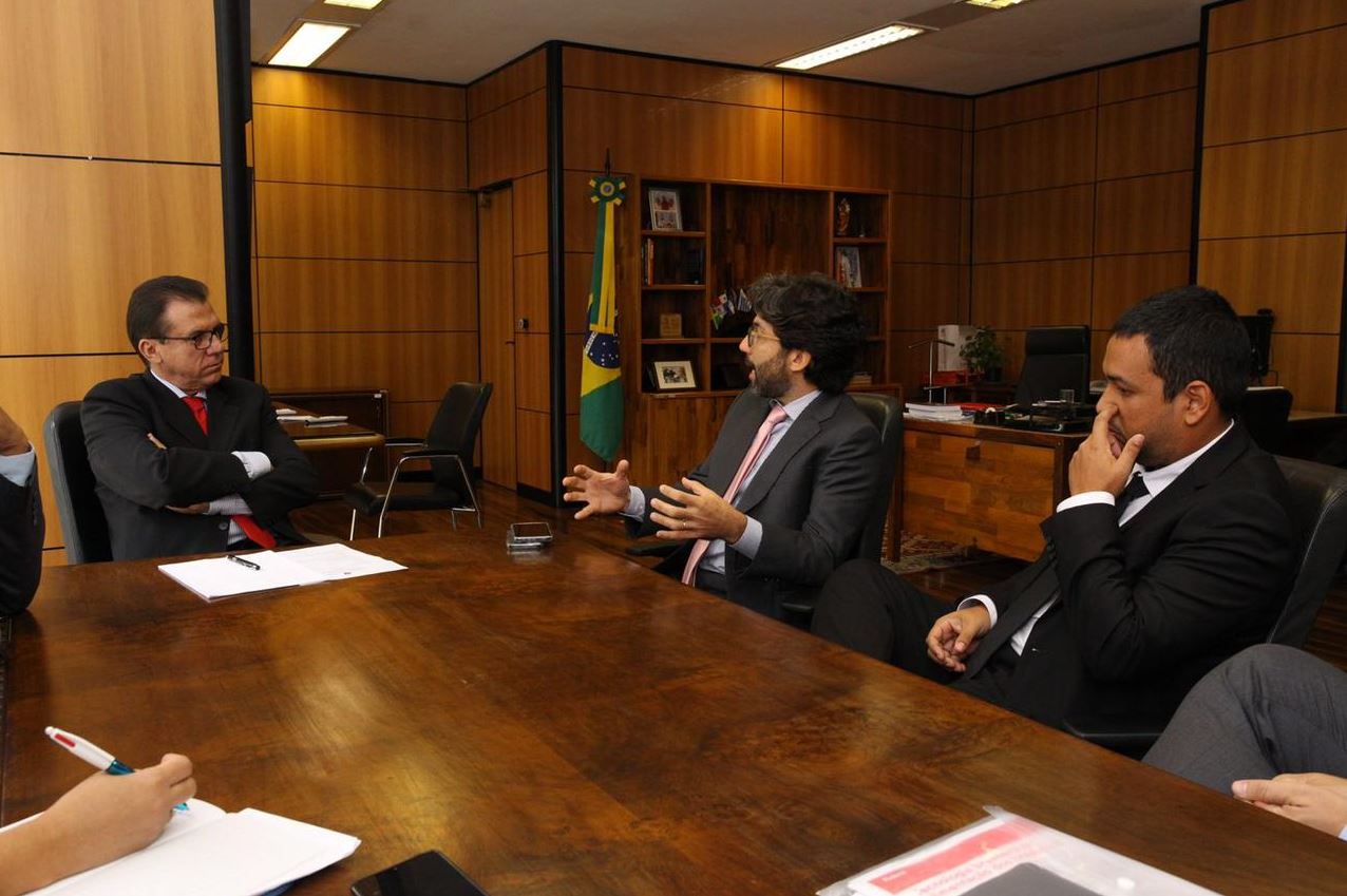 Ministro do Trabalho, Luiz Marinho, em reunião com representantes de empresas de aplicativos na quinta-feira (9). Foto: Divulgação/Twitter @luizmarinhopt