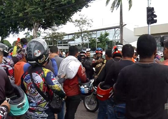 Motociclistas fazem manifestação em frente à prefeitura de Manaus