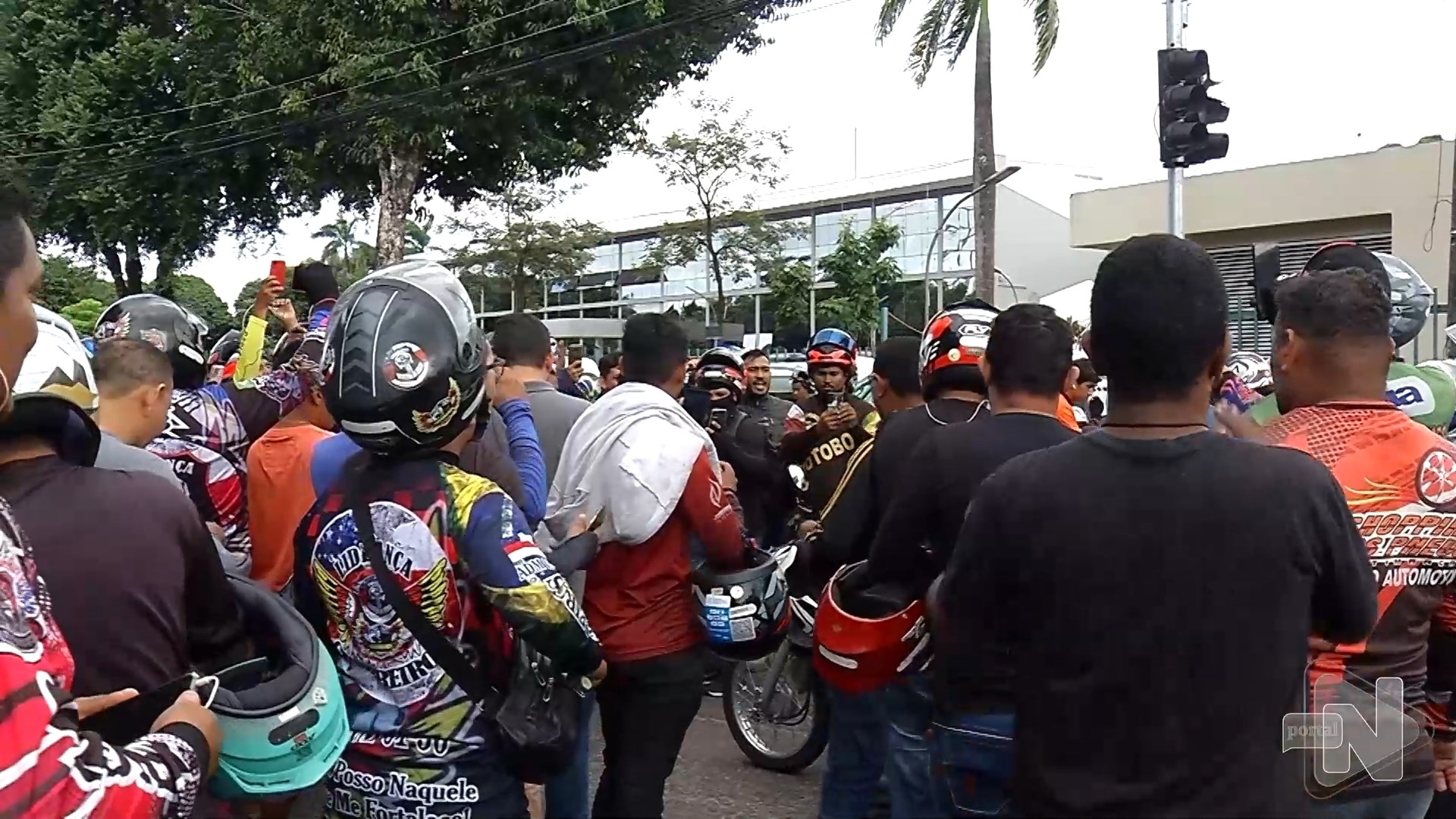 Motociclistas fazem manifestação em frente à prefeitura de Manaus